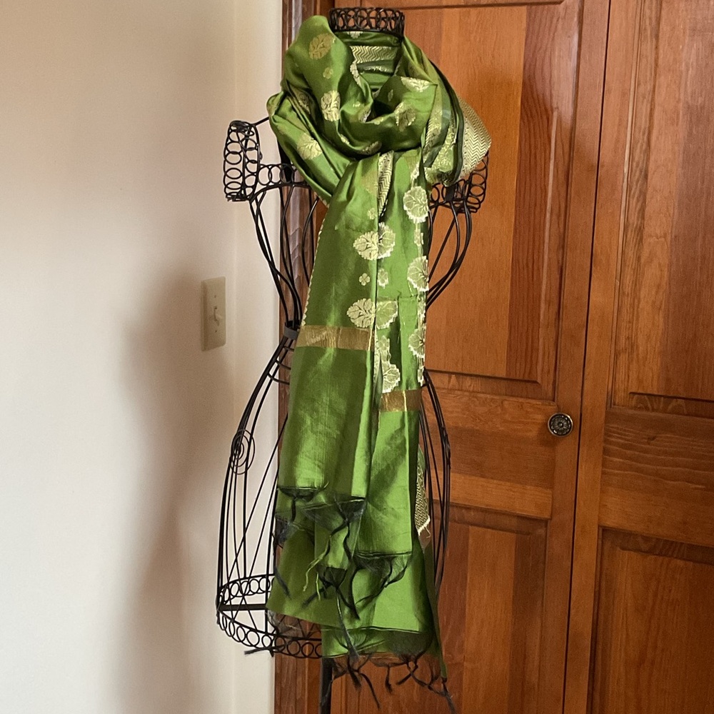 Elegant Green Silk Saree with Gold Accents 93”x34” - Picture 2 of 5